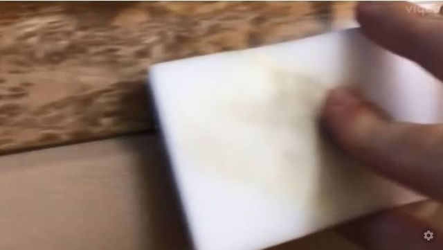 Меламінова губка видаляє плями з пластика - фото 265899