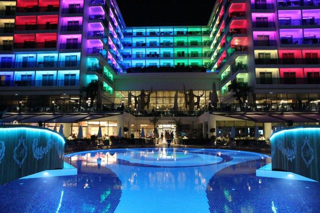 В Авсалларі повно барів, нічних клубів, ресторанів- фото 266577