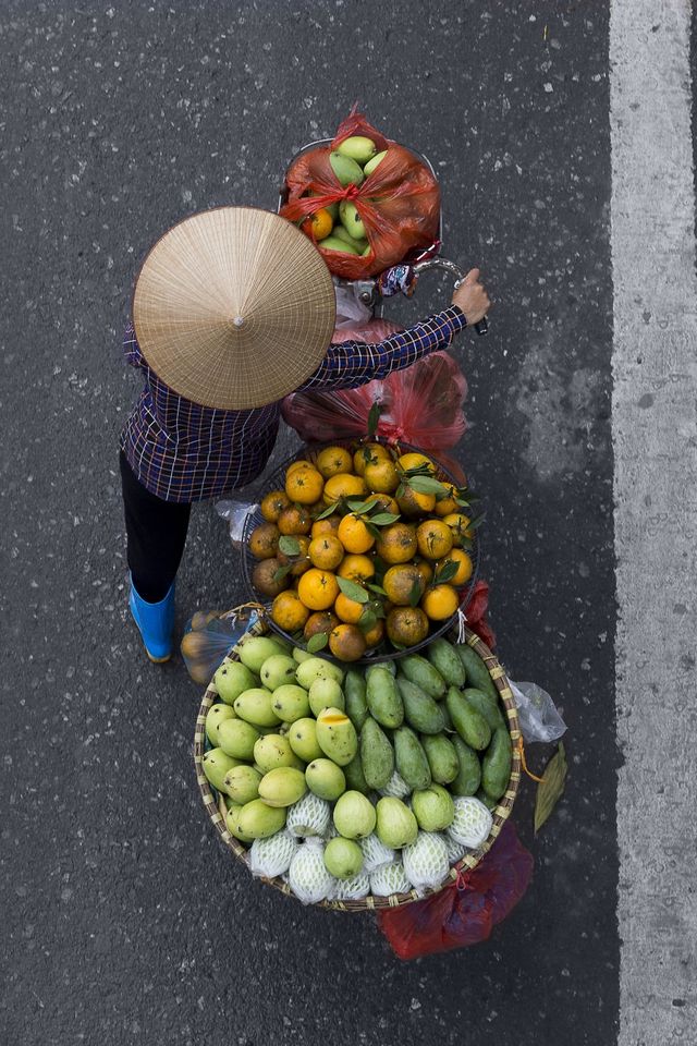 Як виглядають вуличні продавці у В'єтнамі з незвичайного ракурсу - фото 264972