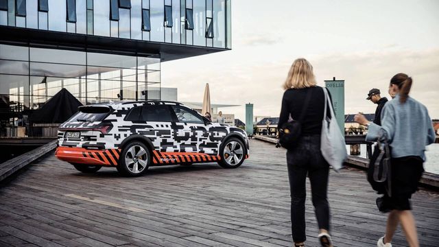 Названа дата дебюту електричного кросовера Audi - фото 266003