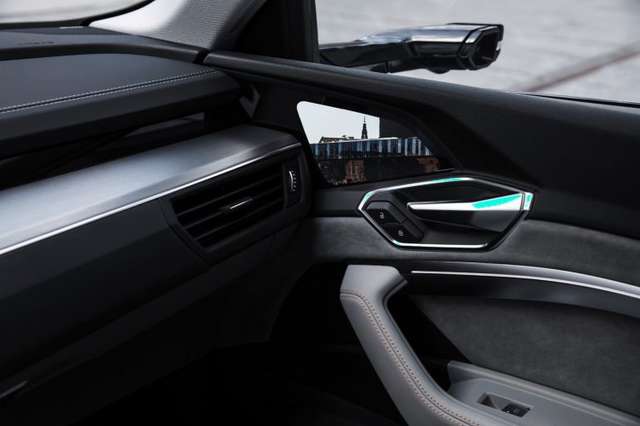 Роботу віртуальних дзеркал електрокросовера Audi e-tron зняли на відео - фото 261652