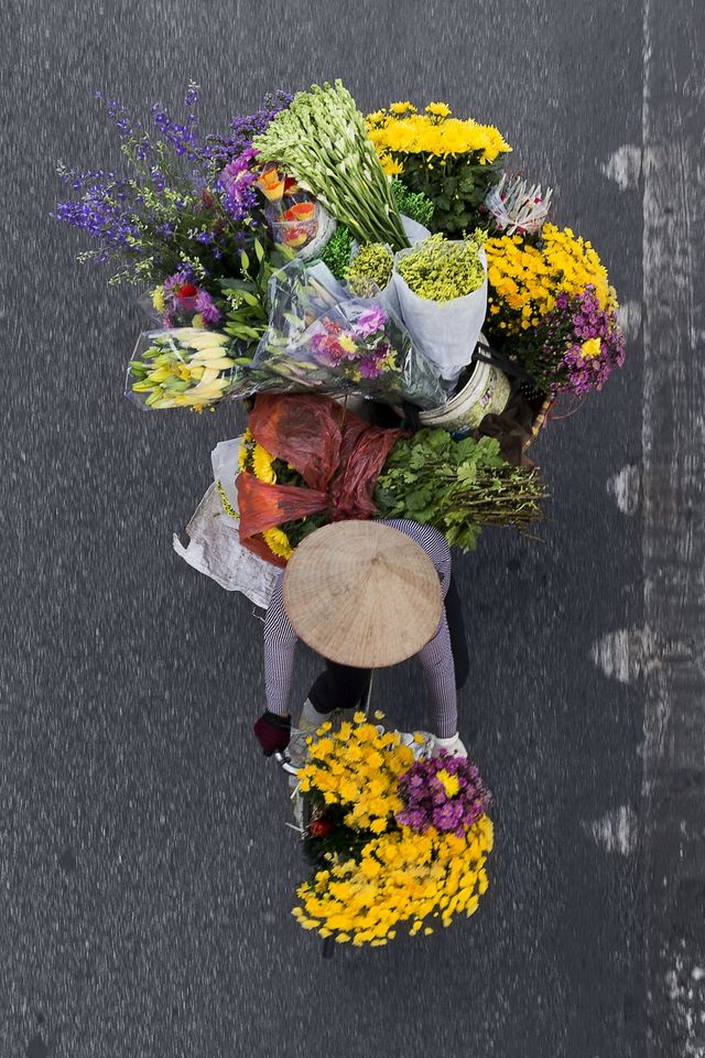 Як виглядають вуличні продавці у В'єтнамі з незвичайного ракурсу - фото 264973