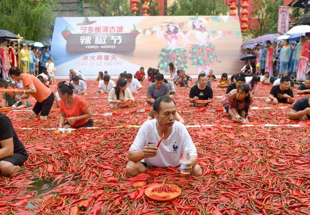 Китаєць з'їв за хвилину 50 гострих перців - фото 261524