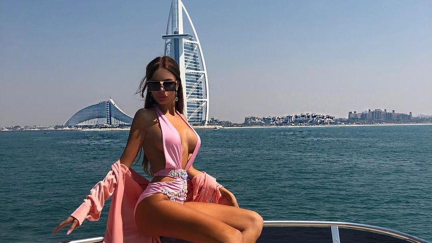 Дівчина з дуже довгими ногами підкорила Instagram