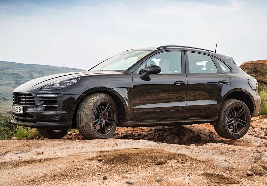 Компанія Porsche показала випробування оновленого Macan
