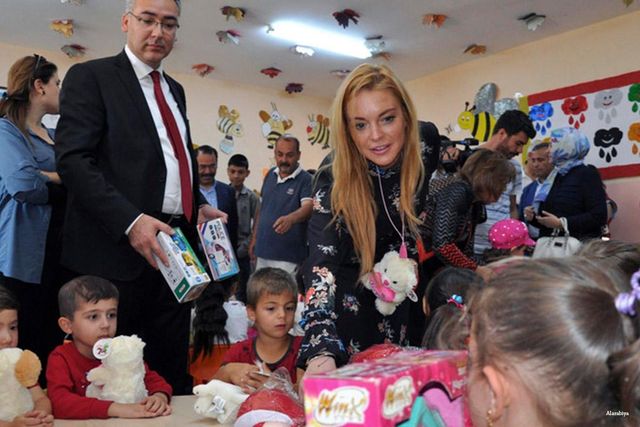 Лохан провела час з сирійськими біженцями в Туреччині - фото 264022