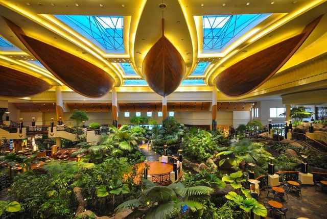 Усередині цього унікального готелю – справжні джунглі- фото 264490