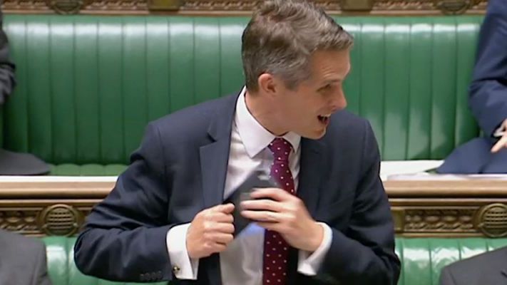 Siri перебив міністра оборони Британії під час виступу