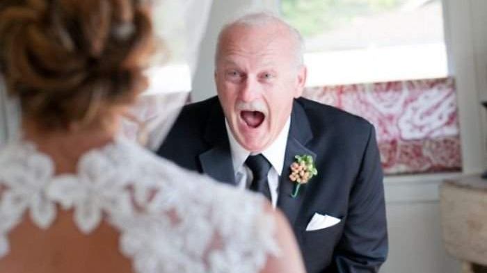 Зворушлива реакція батьків на дочок у весільних сукнях