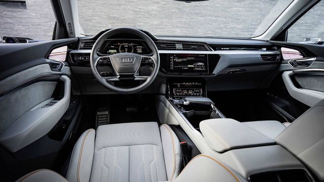 Інтер'єр електричного кросовера Audi E-Tron - фото 260539