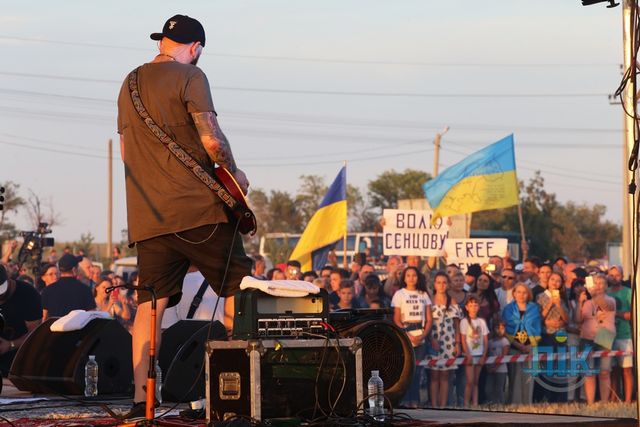 'Бумбокс' виступив на адмінмежі з Кримом - фото 264583