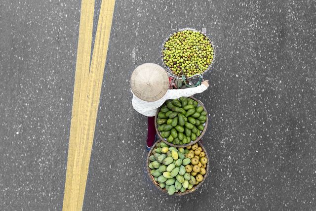 Як виглядають вуличні продавці у В'єтнамі з незвичайного ракурсу - фото 264968