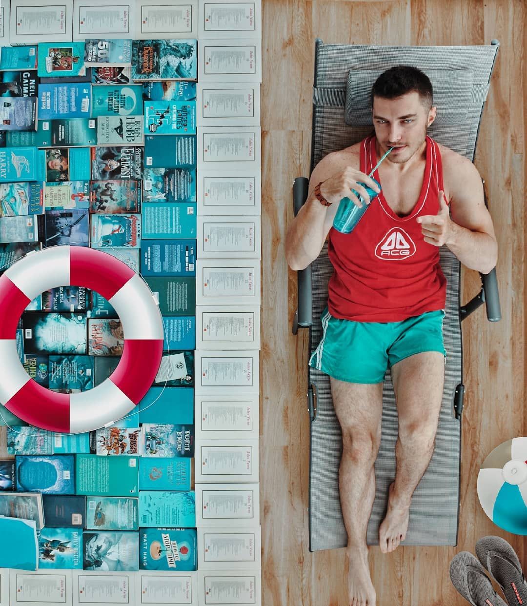 Ідеальне поєднання: цей хлопець створює особливі фото з книжками