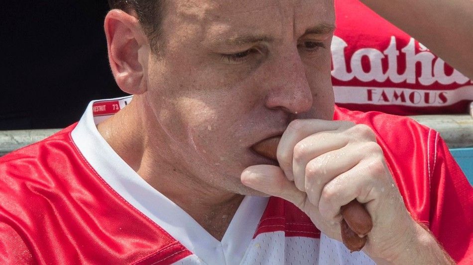 Американець з'їв рекордну кількість хот-догів