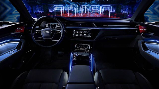 Названа дата дебюту електричного кросовера Audi - фото 266002