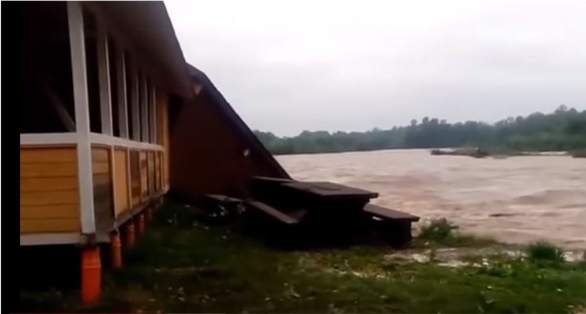 В Івано-Франківській області річка вийшла з берегів і змила літній майданчик кафе - фото 1