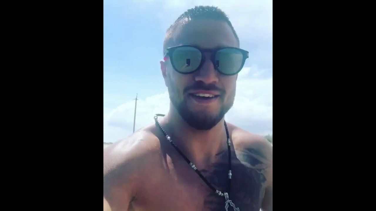 Ломаченко зіграв у пляжний футбол з дітьми