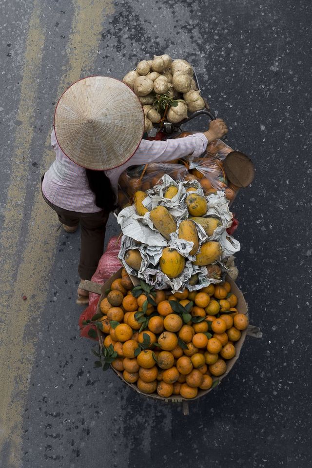 Як виглядають вуличні продавці у В'єтнамі з незвичайного ракурсу - фото 264970