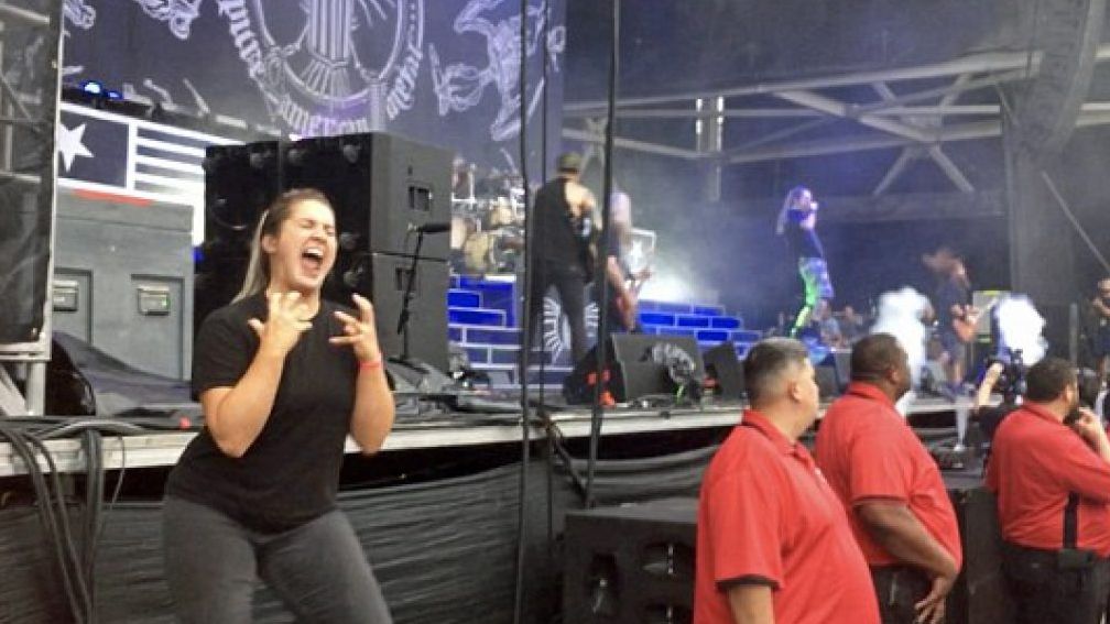 Надто емоційна сурдоперекладачка розвеселила мережу