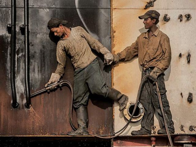 Фотограф показав, як утилізують старі кораблі- фото 265642