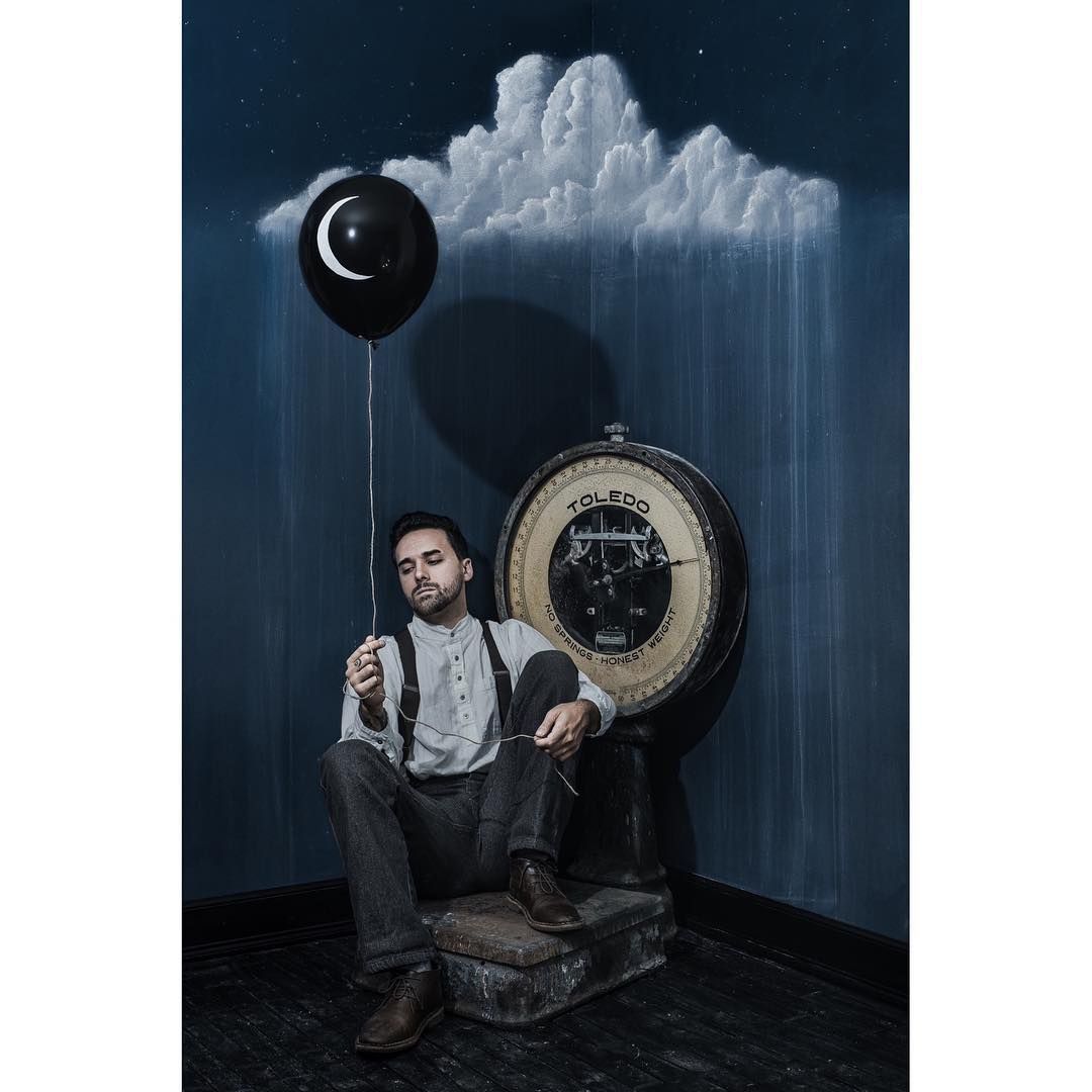 Вражає! Фотограф створює сюрреалістичні кадри у власному гаражі