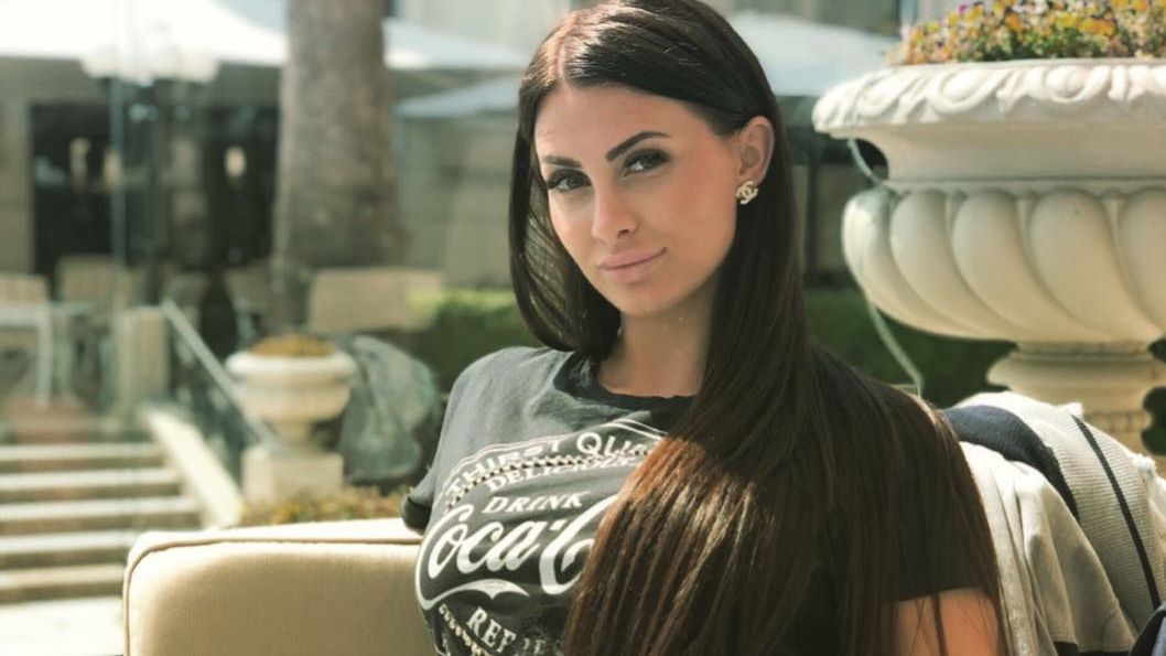 Пишногруда дружина Віди підкорила футбольних фанів: гарячі кадри