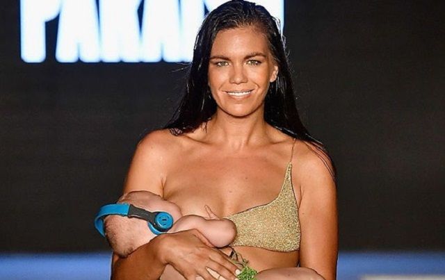 Модель погодувала дитину грудьми на подіумі: з'явилося відео