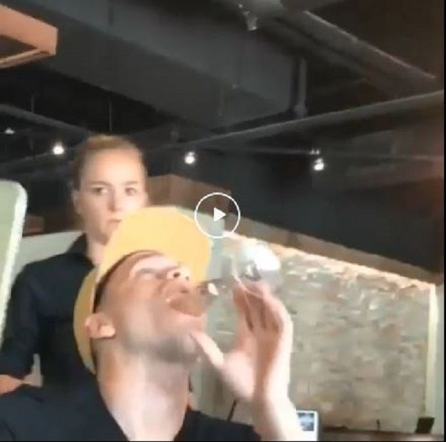 Офіціантка, яка зрозуміла жах своєї роботи, стала зіркою мережі