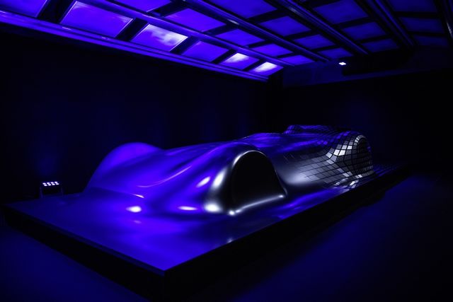 Скульптура Mercedes-Benz розповість про електричний суперкар - фото 260688