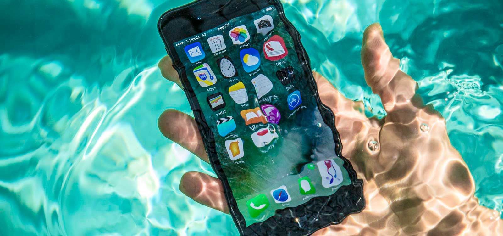 Телефон упав у воду: що робити, щоб врятувати гаджет