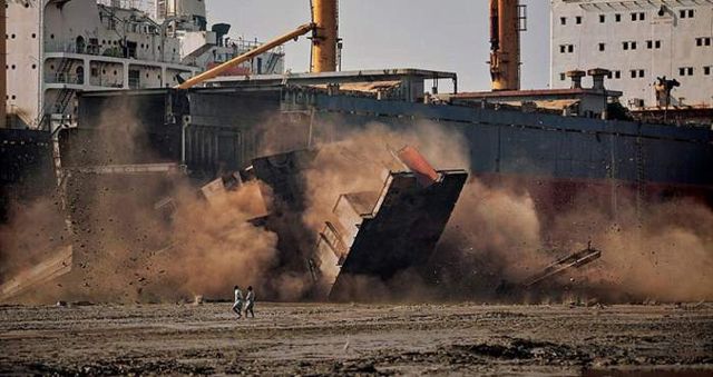 Фотограф показав, як утилізують старі кораблі- фото 265637