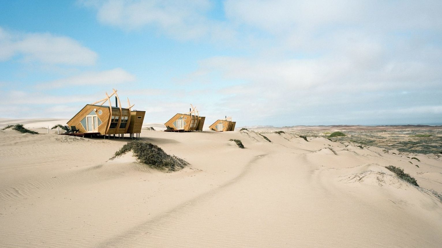 Еко-готель в Намібії, який імітує аварію корабля: атмосферні кадри