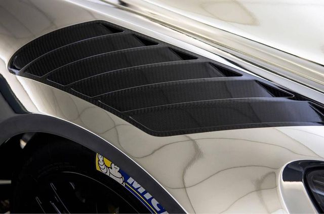 Mercedes продає гоночне купе, яке жодного разу не виїжджало на трек - фото 270890