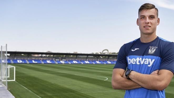 Іспанський футбольний клуб офіційно представив українського новачка: з'явилося відео