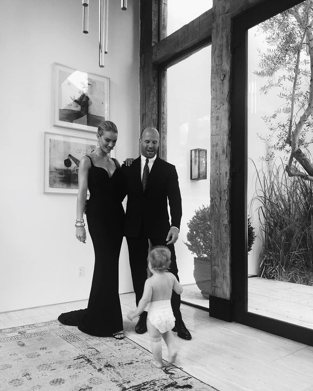 Джейсон Стетхем і Розі Хантінгтон-Уайтлі з дитиною - фото 268836