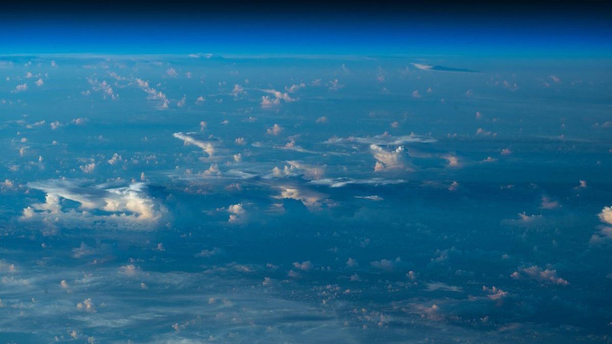 Хмари над землею з космосу - фото 1
