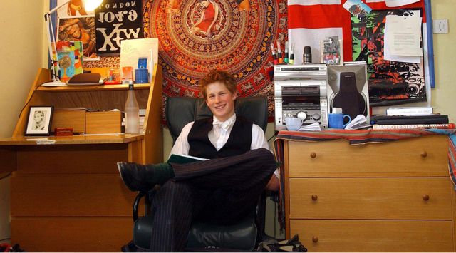 Як виглядала кімната принца Гаррі в коледжі- фото 273397