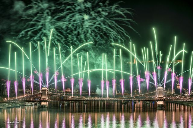 Феєрверки над парламентом Угорщини - фото 271707