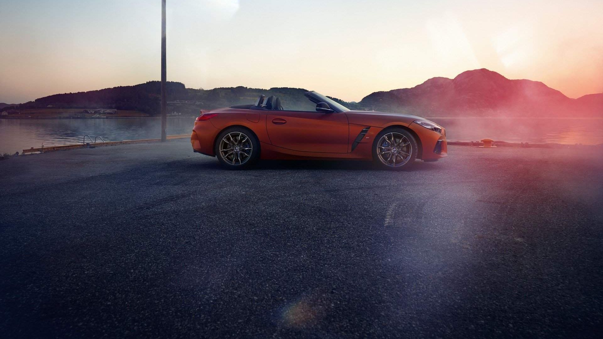 На фото зображений топовий BMW Z4 M40i - фото 1