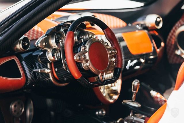 Майже новий Pagani Huayra виставили на продаж - фото 268524