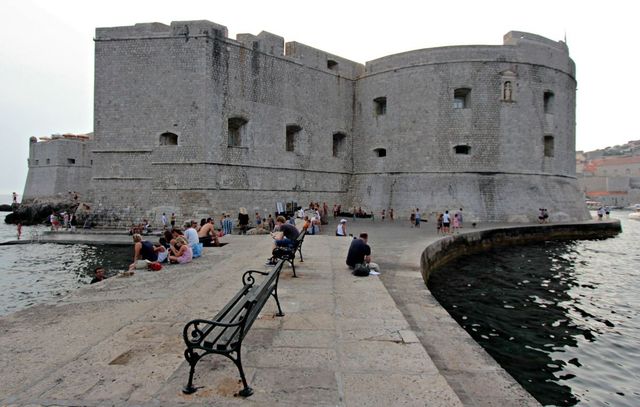 Всередині знаходиться Морський музей з колекцією експонатів - фото 270457