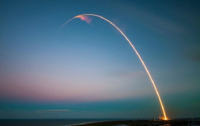 Ракетний залп під час футбольного матчу потрапив на відео