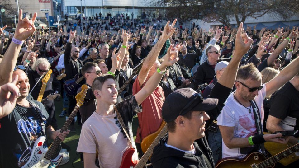 457 гітаристів водночас грають AC/DC – Highway to Hell