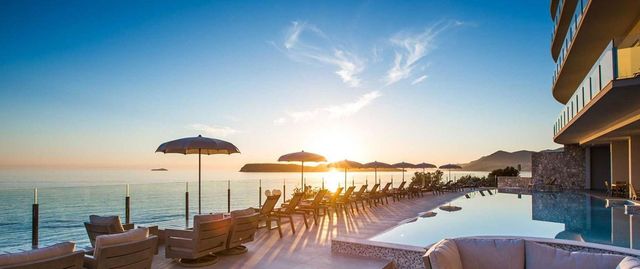 Тут є душі, шезлонги, пляжні парасольки і кабінки для переодягання- фото 270452