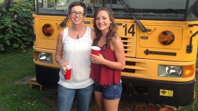 Пропонуємо вам увійти всередину і оцінити чудове перетворення цього автобуса - фото 1