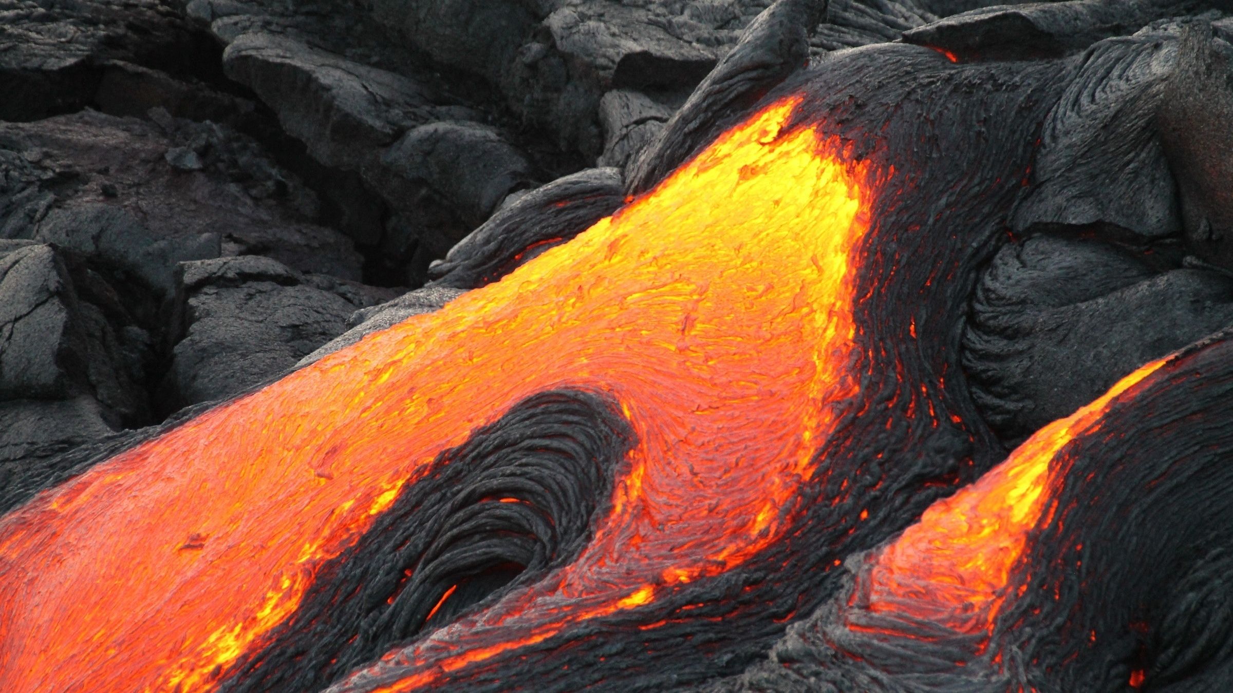 В Італії розбушувався найбільший вулкан Європи: відеофакт