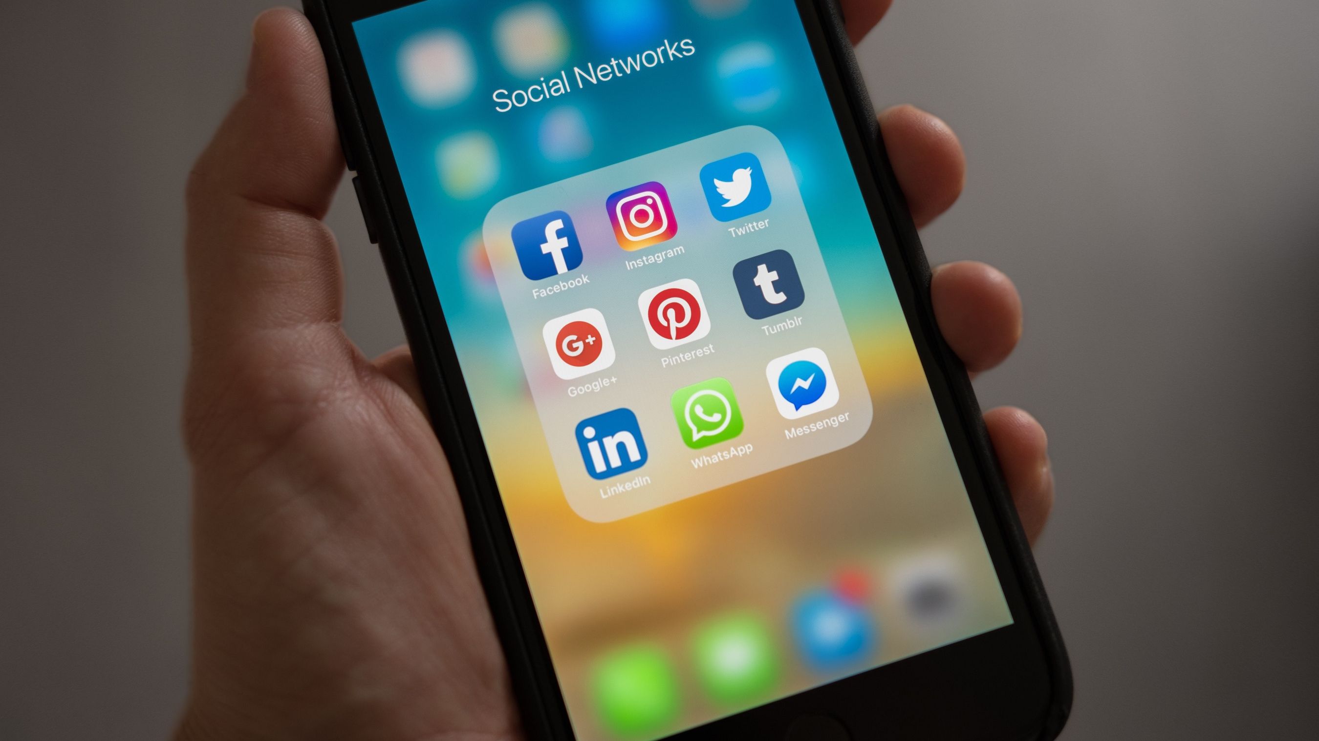 Twitter рекомендує список сторінок, від яких можна відписатися