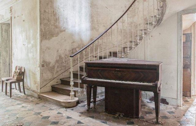Занедбані фортепіано і роялі у загадкових знімках - фото 268185