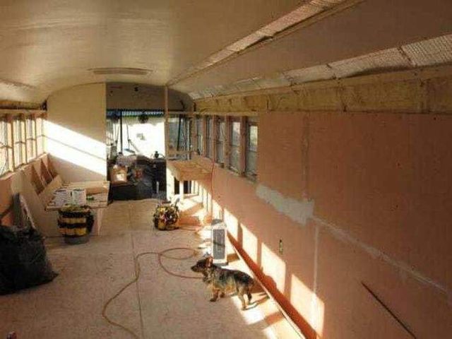 Старий автобус перетворили на чудове житло на колесах- фото 270673