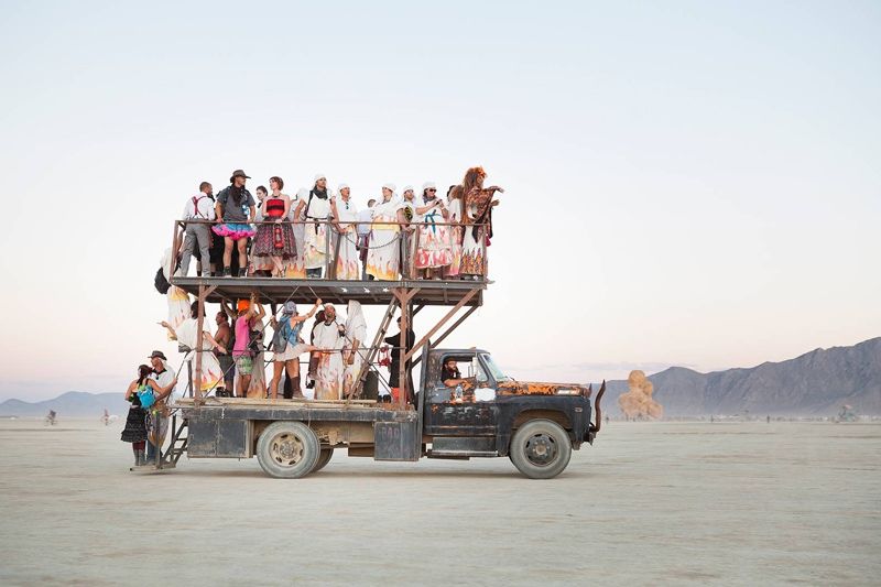 Пил до світанку: фестиваль Burning Man у світлинах Філіпа Волкера